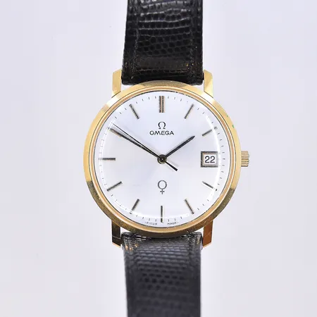  Herrur Omega, automat, datum, Ø34 mm, graverad boett, fungerar vid testtillfället, svart läderband, etui, 18K. Bruttovikt 35,1g.  