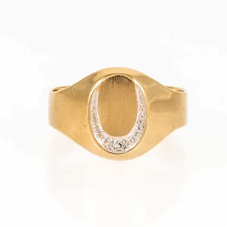 Klackring i 18K guld med 1 x ca 0,01ct åttkantslipad diamant. Den är i storlek 15¾, är 4 - 11 mm bred och väger 2,8g. GFAB, 750.