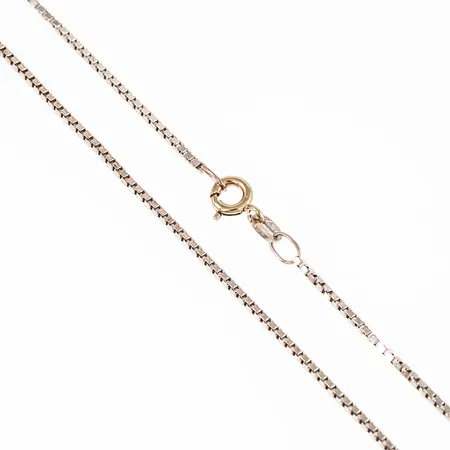 Kedja, Venezia i 18K vitguld. Den är 46 cm lång, 1,3 mm bred och väger 6,8g. Springring.
