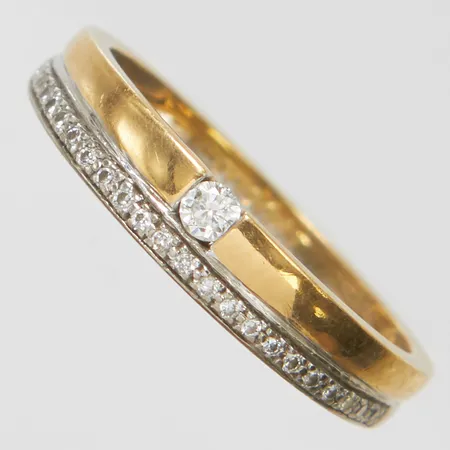 Ring, diamanter 1 x ca 0,03ct, 22 x ca 0,0025ct, stl 16, tvåfärgad, personlig gravyr, repig, GHA, 18K Vikt: 2,8 g