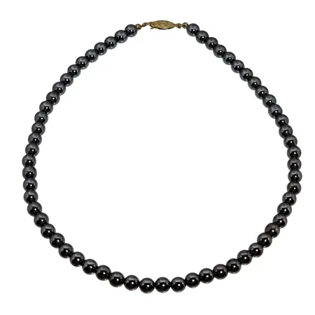 Collier, Hematit, längd 43,5 cm, Hematit klot Ø7 mm, lås i mönstrad gulmetall (6x17 mm), fint skick