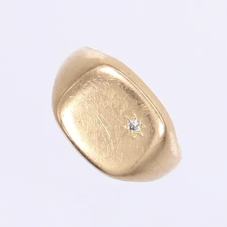Ring med diamant, klackring, stl 19, bredd 5-13mm, gravyr, repig, 18K Vikt: 16,3 g