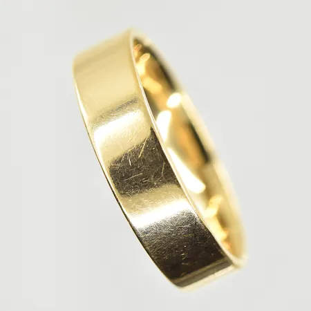Ring, stl 21½, bredd 6 mm, gravyr, 18K. Vikt: 7,8 g