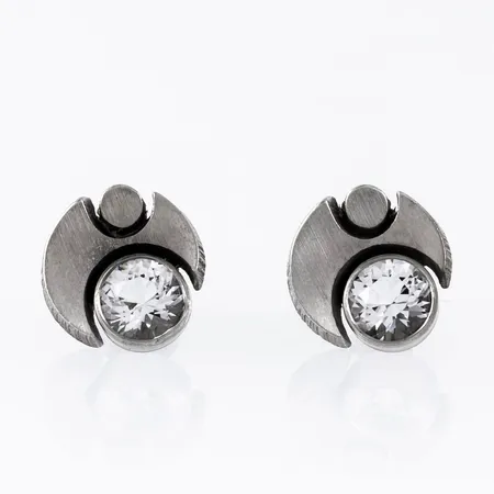 Örhängen i silver (925/1000) med bergkristall. Karl Laine, Finnfeelings Finland. Mått 13,5 x 14 mm. Vikt: 4,2g. Omaka snurrebussar. 