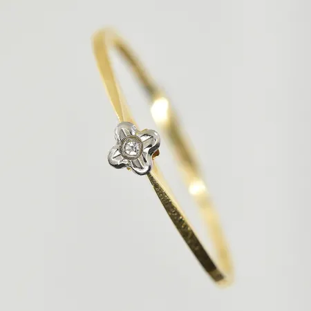 Ring med vit sten, stl 20½, bredd 1-4 mm, 18K. Vikt: 1,3 g