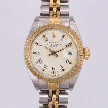 Damur Rolex Oyster Perpetual Datejust, guld/stål, Ø26mm, automatisk, referensnr 6917, serienummer 8316476, caliber 2030, verknummer 214707, repigt glas, jubileelänk, guld/stål, slapp länk, OBS kort: 15cm, men går att flytta ut någon cm,  box, saknar kudde  Vikt: 0 g