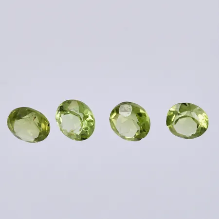 Fyra lösa Peridoter Ø ca 4,8mm 