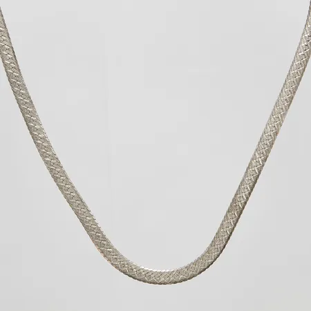 Silvercollier, halvstelt, längd: 47cm, bredd: 5,5-5,6mm, italienska stämplar, 925/1000 Vikt: 18,8 g