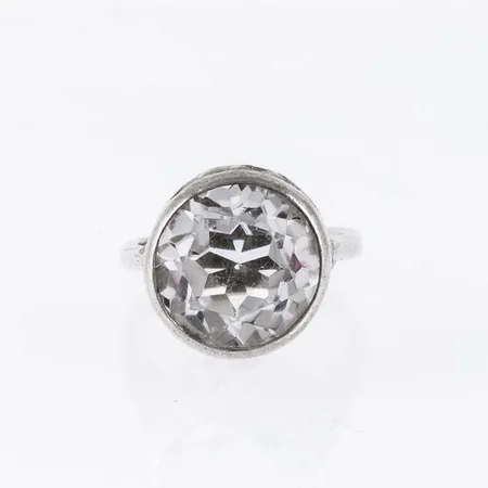 Ring i silver (830/1000) med stor vit sten. Den är i storlek 15¼, är 2,2 - 13,5 mm bred och väger 4,9g. 