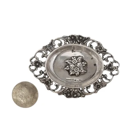 Diverse silverföremål, fat (9x6 cm) + mynt, en krona 40% Vikt: 38,6 g