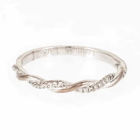 Ring i 18K vitguld: Tvinnad dekor med 22 x ca 0,005ct briljantslipade diamanter. Den är i storlek 17¾, är 1,8 - 2,4 mm bred och väger 2,2g. GHA, 750. Gravyr. 
