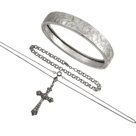 Smycken, 3 delar, silver, Armring, mönstrad dekor, öppningsbar, inre mått 18 cm, bredd 11 mm + Armband Bismarck, längd 18,5 cm, bredd 4,5 mm + Hänge Kors med Halskedja Ankarlänk, Markasiter, längd inkl. ögla 43 mm, bredd 19 mm, kedja längd 41,5 cm, fint skick  Vikt: 27,2 g