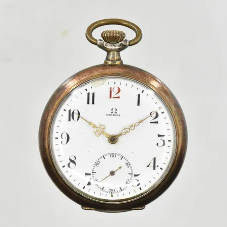 Fickur Omega, röd tolva, liten sekundvisning, boett Ø51 mm, serienr 6417439, liten sekundvisare, personlig gravyr med årtal 1924, skadad urtavla, fungerade vid testtillfället, silver 800/1000. Bruttovikt 90 g.
