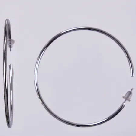Ett par örhängen, Ø ca 5,5cm, bredd: ca 2mm, Edblad, vit metall 