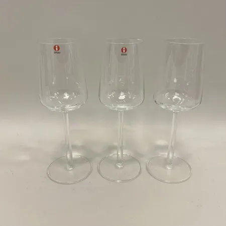 Tre Vitvinsglas, iittala, 33cl, höjd 23cm, serie Essence, design Alfredo Häberli Skickas med paket.