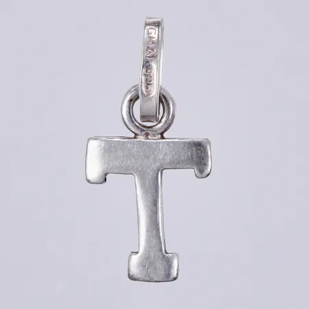 Hänge bokstav T, längd ca 18mm, bredd ca 9mm, GHA 925/1000 silver Vikt: 0,5 g