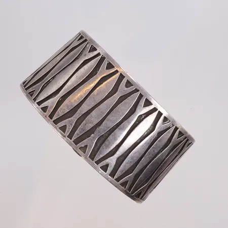 Armring med dekor av fiskar, öppen Ø60mm bredd 31mm, gravyr, slitage, 1900-talets mitt, silver 830/1000 Vikt: 74,7 g