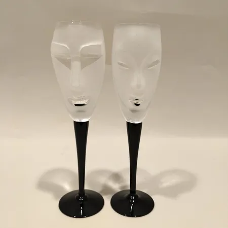 Två champagneglas, Kubik Electra, Mats Jonasson, Målerås, klarglas, höjd ca 24cm, signerad, etikettmärkt. 