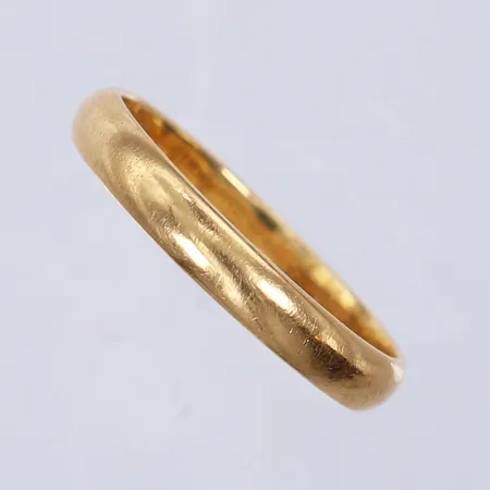Ring slät, stl 19, ca bredd 3,4mm, gravyr. 18K  Vikt: 3,3 g