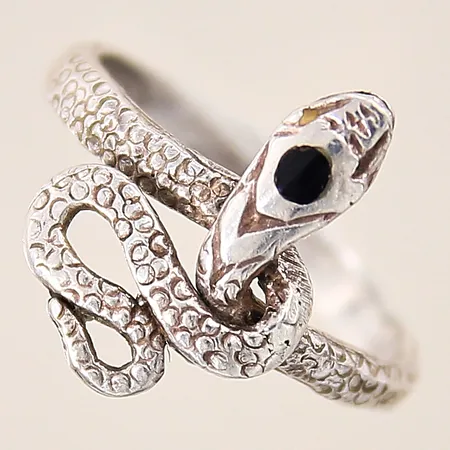 Ring, orm med svart sten, stl 18, bredd 2,7-16,5mm, skadad sten, silver 925/1000 Vikt: 2,8 g