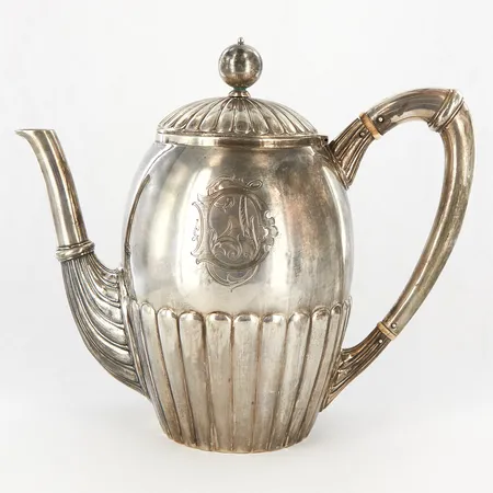 Kanna, Höjd ca 17cm, Gustaf Möllenborg, år 1890, monogramgravyr, defekt fäste till lock, silver  Vikt: 468,9 g