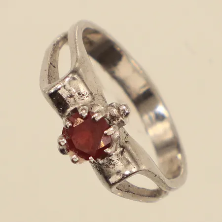 Ring, röd sten, stl 17½, bredd 3,2-8,4mm, silver 925/1000 Vikt: 3,3 g