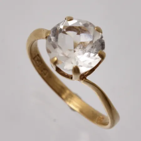 Ring i 18K guld, stl 15,½, bredd 2-8,6mm, 1st vit sten, mått Ø7,8mm, tillverkad av Victor 	Janson Guldvaru Ab, år 1973, vikt 2,04g.