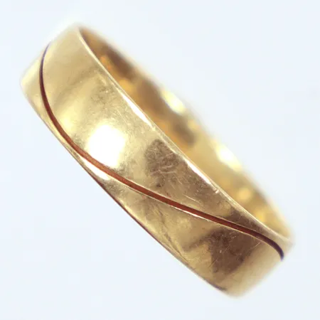 Ring, Ø19, bredd 5,5mm, gravyr, 18K  Vikt: 4,5 g