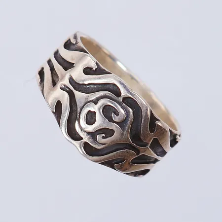Ring med oxiderat mönster, stl 19½, ca bredd 8,9-12,2mm. 925/1000 silver  Vikt: 7,3 g