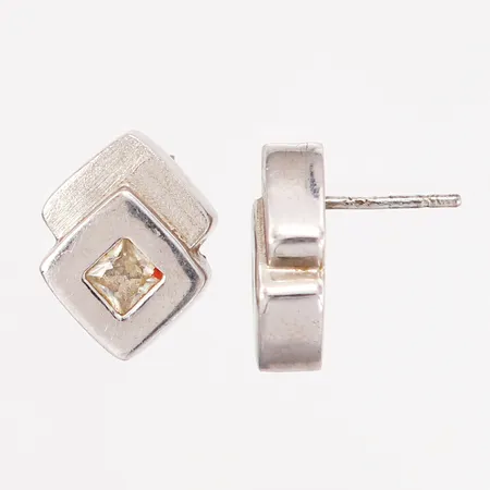 Ett par örhängen med vit sten, 15mm, bredd: 11-15mm, ett stopp saknas, silver 925/1000 Vikt: 4,6 g