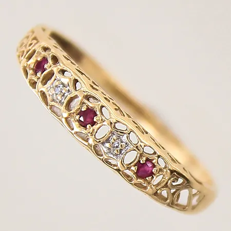 Ring med diamanter 2 x ca 0,005ct samt rubiner, stl 18, bredd 1-4mm, GHA, rubiner med mindre nagg, skena med genomgående spricka, 18K  Vikt: 1,5 g