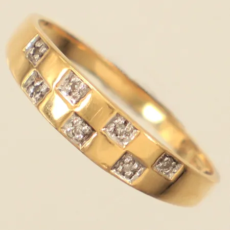 Ring med diamanter ca 7 x 0,005ct, stl 18, bredd ca 2-5mm, Guldfynd, 18K Vikt: 2,1 g
