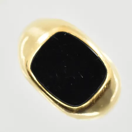 Klackring med onyxplatta, stl 18¾, bredd 4-13 mm, mindre bucklor på skena, 18K. Vikt: 6,7 g