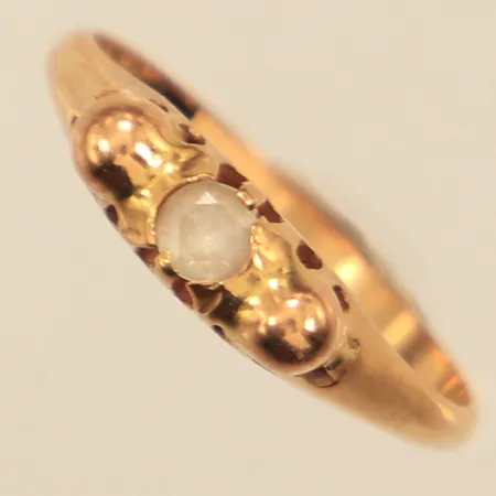 Ring med vit sten, stl 15½, bredd ca 1,5-4mm, 18K Vikt: 1,6 g