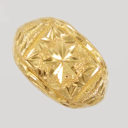 Ring stl 19¾, bredd 6,6-15mm, mönsterdekor, mindre ojämnheter, 23K Vikt: 7,6 g