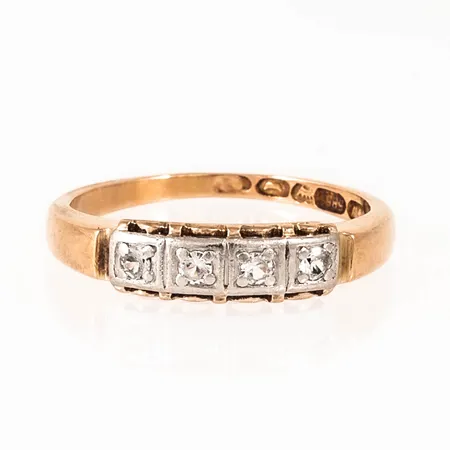 Ring i 14K guld med vita stenar. Den är i storlek 18¼, är 1,6 - 4,8 mm bred och väger 3,6g. Slitna stenar. 