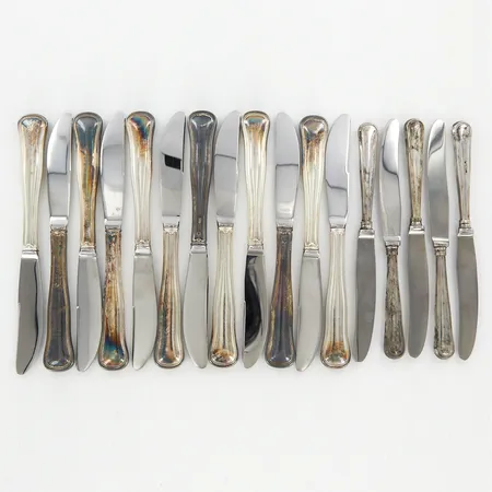 17 knivar, olika storlekar, skaft silver, blad i stål, silver  Vikt: 812,1 g
