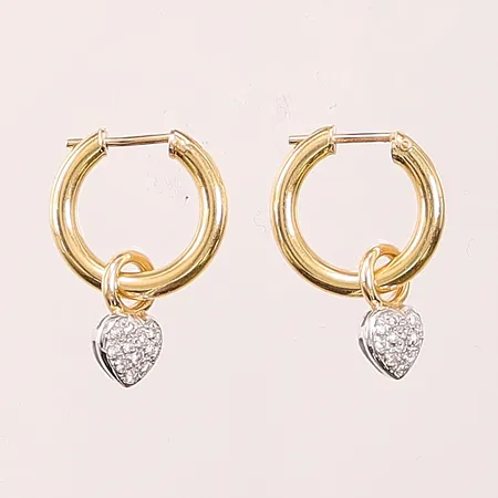 Ett par örhängen, 22mm, påhängen med diamanter 26x ca 0,01ct, 18K 3,4g.