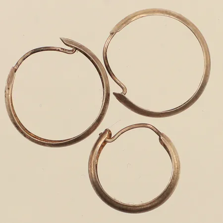 Tre udda örhängen, Ø12-15mm, 830/1000 silver Vikt: 0,9 g