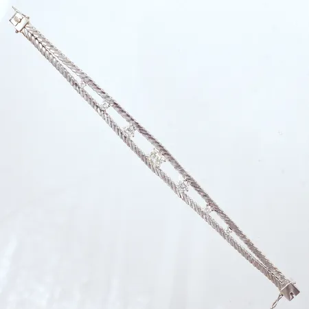 Armband  vitguld diamanter 1x1,30ct, TCa- Ca/ W-SI  gammalslipad / kuddslipad, litet nagg i rondisten,  2x0,36ct,  2x0,17ct 2x0,07ct, gammalslipade,  längd 17,5cm, bredd 6,20-12,3mm, 18k   Vikt: 31,4 g