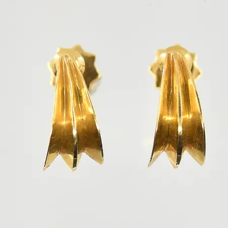 Ett par örhängen, längd 11 mm, bredd 6 mm, skruvlås, 18K. Vikt: 1,6 g