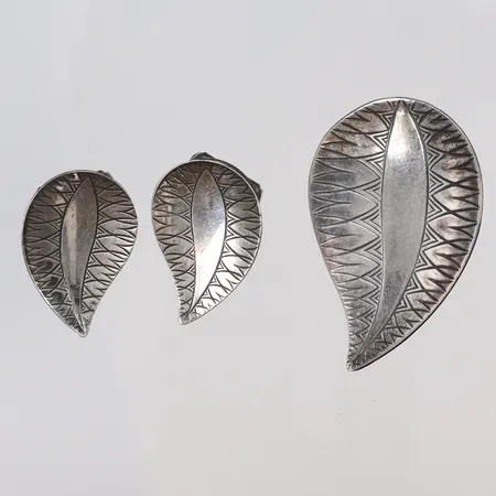 Smyckesset lövformade, mönstrade Brosch och Ett par Örhängen (clippers), mått: 25x37mm och 15x22m, ena stämplade K&L troligen Karl Laine, silver 830/1000 Vikt: 10,1 g