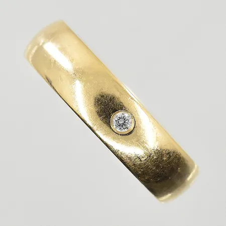 Ring med diamant 0,02ct, stl 17, bredd 5 mm, gravyr, 14K. Vikt: 4,7 g