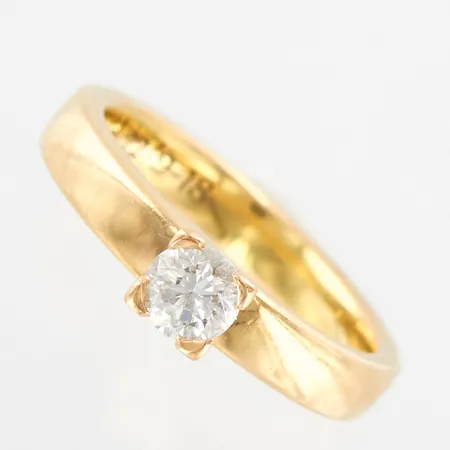 Ring med diamant 0,35ct, stl 16¾, bredd 3,5mm, Schalins, gravyr, 18K Vikt: 5,5 g