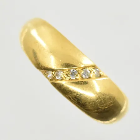 Ring med vita stenar, stl 18¼, bredd 3-7 mm, gravyr, 23K. Vikt: 6 g