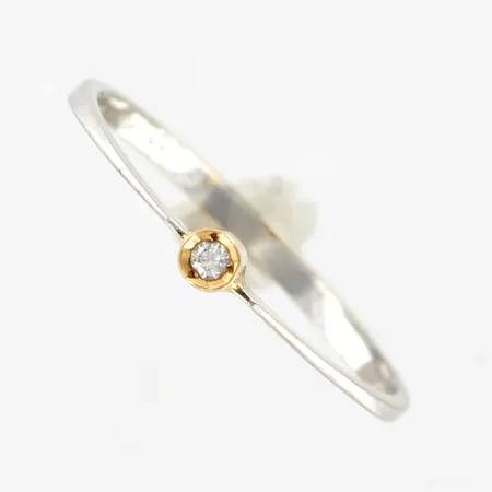 Ring med diamant ca 0,015ct, stl 16¾, bredd 2mm, gul/vitguld, i behov av rodiering, 18K Vikt: 0,9 g