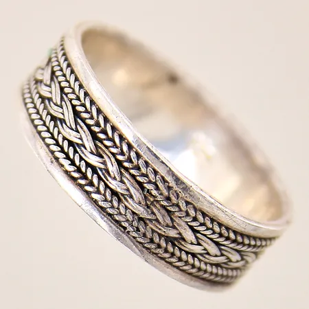 Ring med dekor, stl 23¼, bredd 8,5mm, repig, silver 925/1000 Vikt: 8,2 g