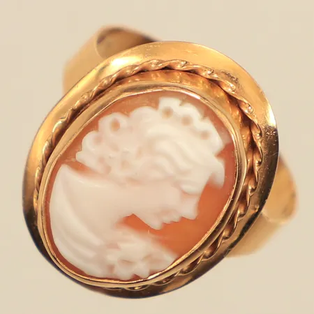 Ring camé, stl 18¾, bredd 3,2-19,8mm, 18K Vikt: 3,4 g