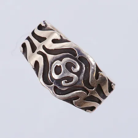Ring med oxiderat mönster, stl 20½, ca bredd 9,1-12,3mm. 925/1000 silver  Vikt: 8,2 g