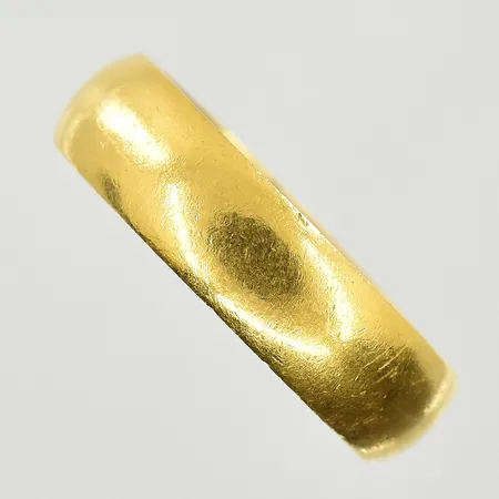 Ring, stl 21½, bredd 6 mm, gravyr, 23K. Vikt: 6,9 g